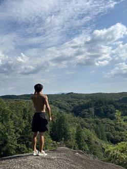 �u�̏�ɗ����Ă���j��

�Ⴂ���x�Ŏ����I�ɐ������ꂽ����